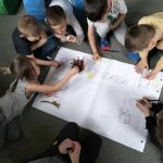 Dzieci na podłodze rysują plakat Mój Gdańsk.